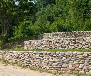 retaining-wall-of-cobblestones